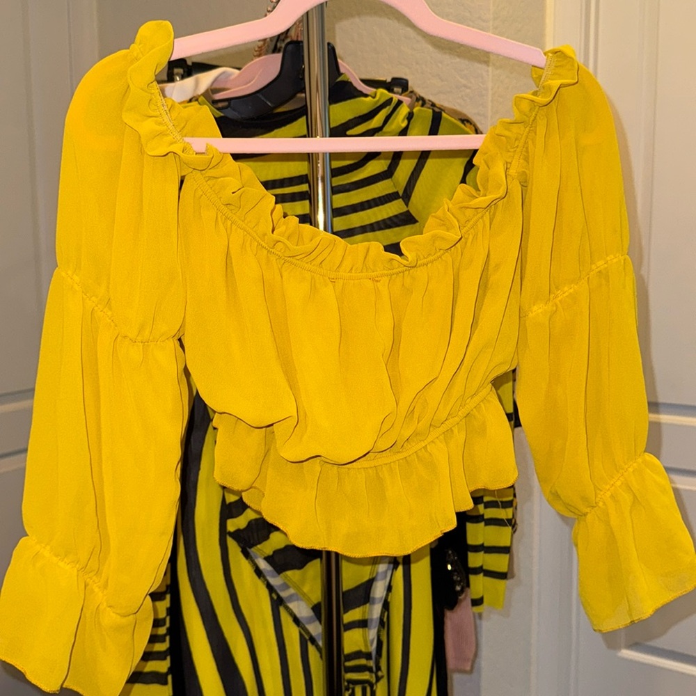 Yellow Ruffle crop top - Picture 2 of 2